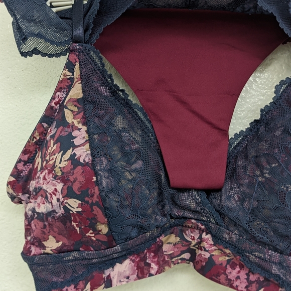 Jessica Simpson 3 Piece Set Bralette With Flirty Thongs - Picture 6 of 10